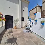 Cozy With Seaview And Parking Ideal For Small Family *