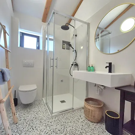 Cozy With Seaview And Parking Ideal For Small Family Nyaraló