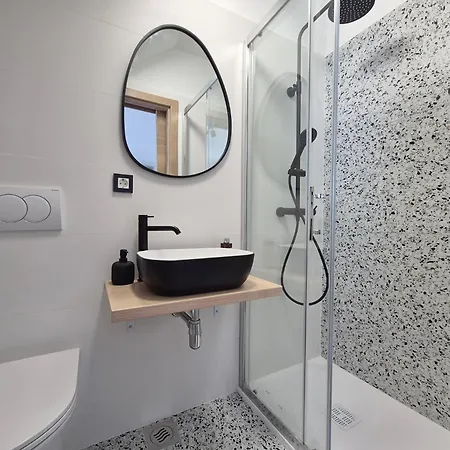 Cozy With Seaview And Parking Ideal For Small Family Nyaraló *
