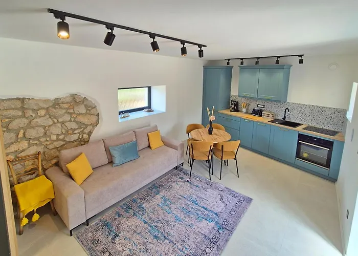 Cozy With Seaview And Parking Ideal For Small Family *