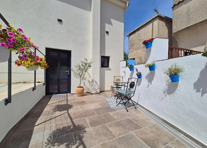 Cozy With Seaview And Parking Ideal For Small Family *