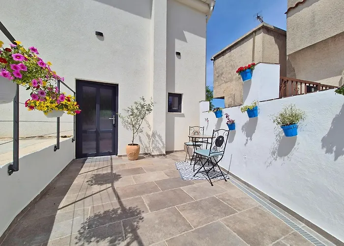 Cozy With Seaview And Parking Ideal For Small Family *