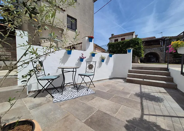 Cozy With Seaview And Parking Ideal For Small Family *