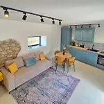 Cozy With Seaview And Parking Ideal For Small Family *