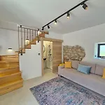 Cozy With Seaview And Parking Ideal For Small Family