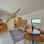 Cozy With Seaview And Parking Ideal For Small Family *
