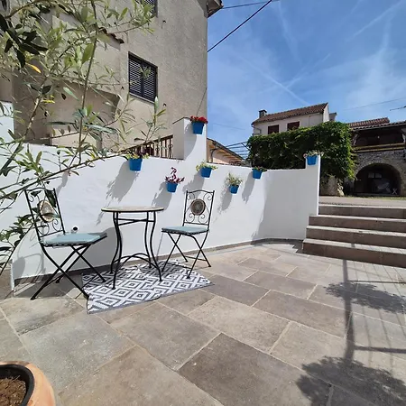 Cozy With Seaview And Parking Ideal For Small Family *
