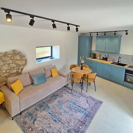 Cozy With Seaview And Parking Ideal For Small Family *