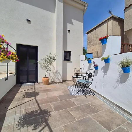 Cozy With Seaview And Parking Ideal For Small Family *