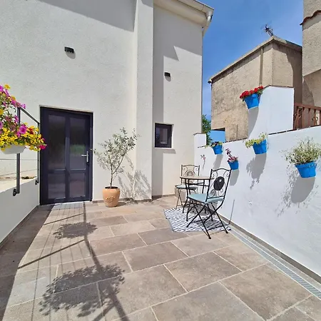 Cozy With Seaview And Parking Ideal For Small Family *