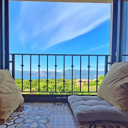 Cozy With Seaview And Parking Ideal For Small Family